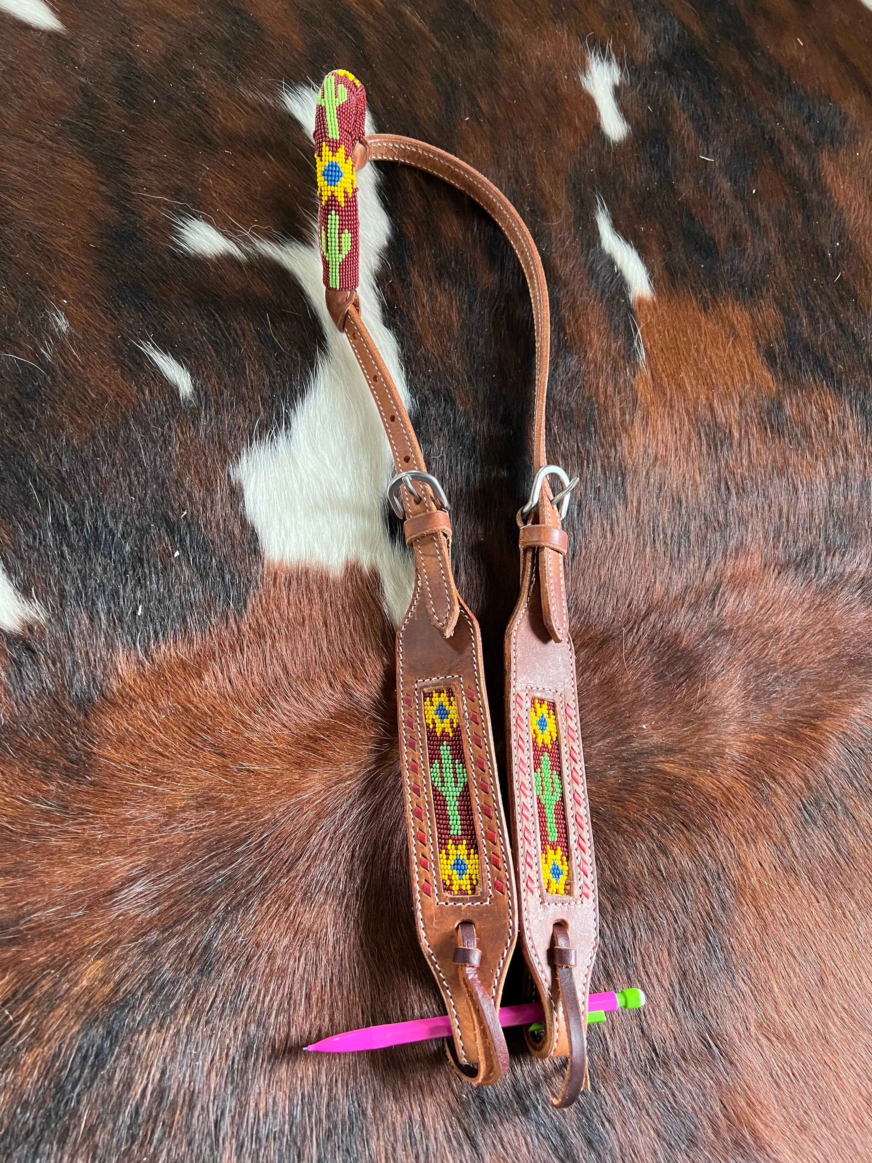 Beaded one ear harness leather headstall with beaded sunflower and cactus inlay. Horse