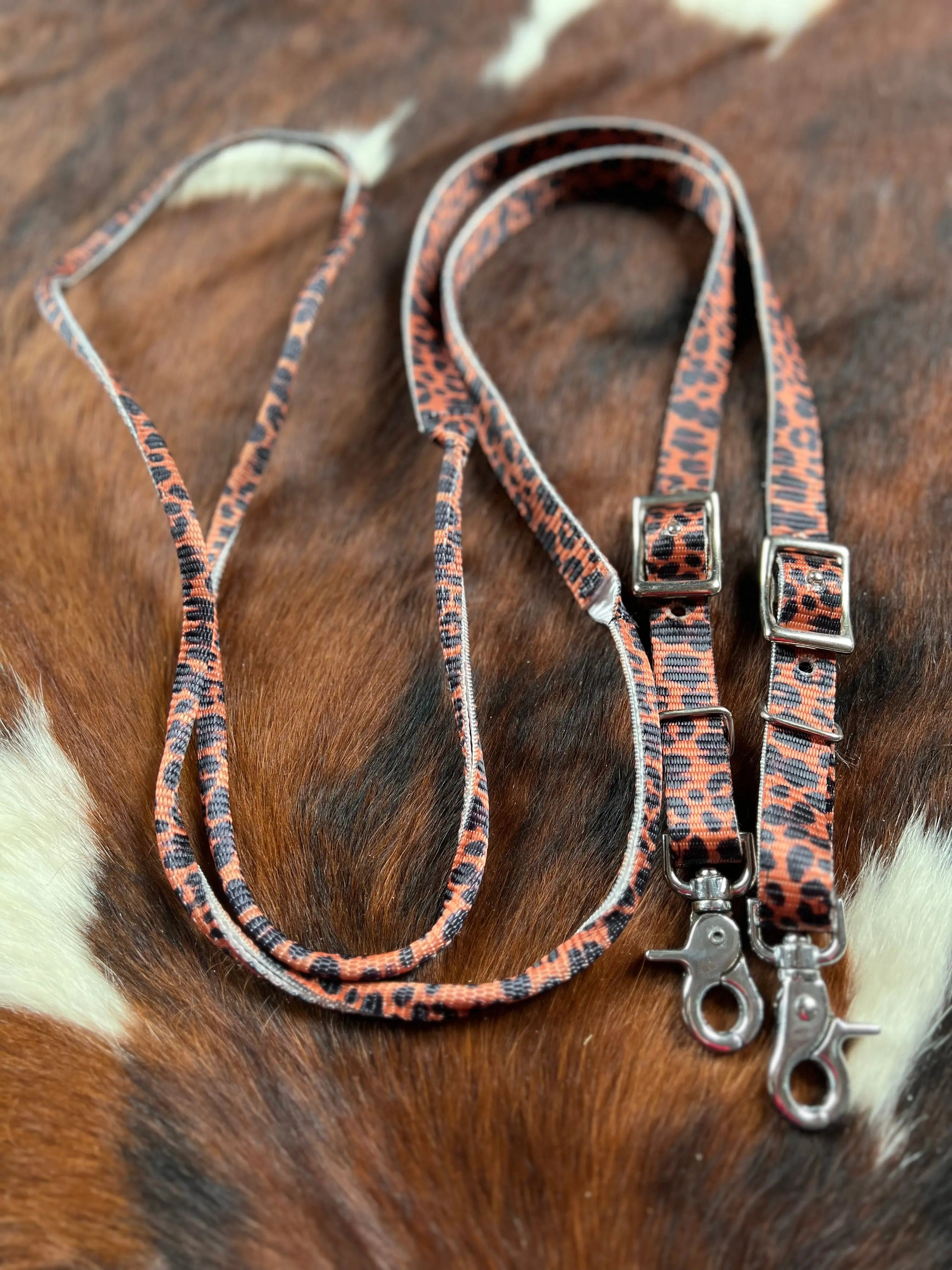 3/4" x 8ft Cheetah nylon contest rein with scissor snap end. Reins