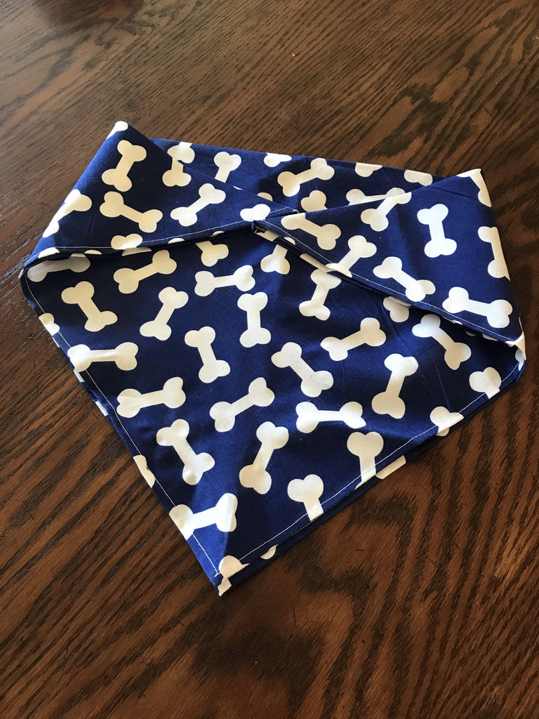 a close up of a blue and white tie 