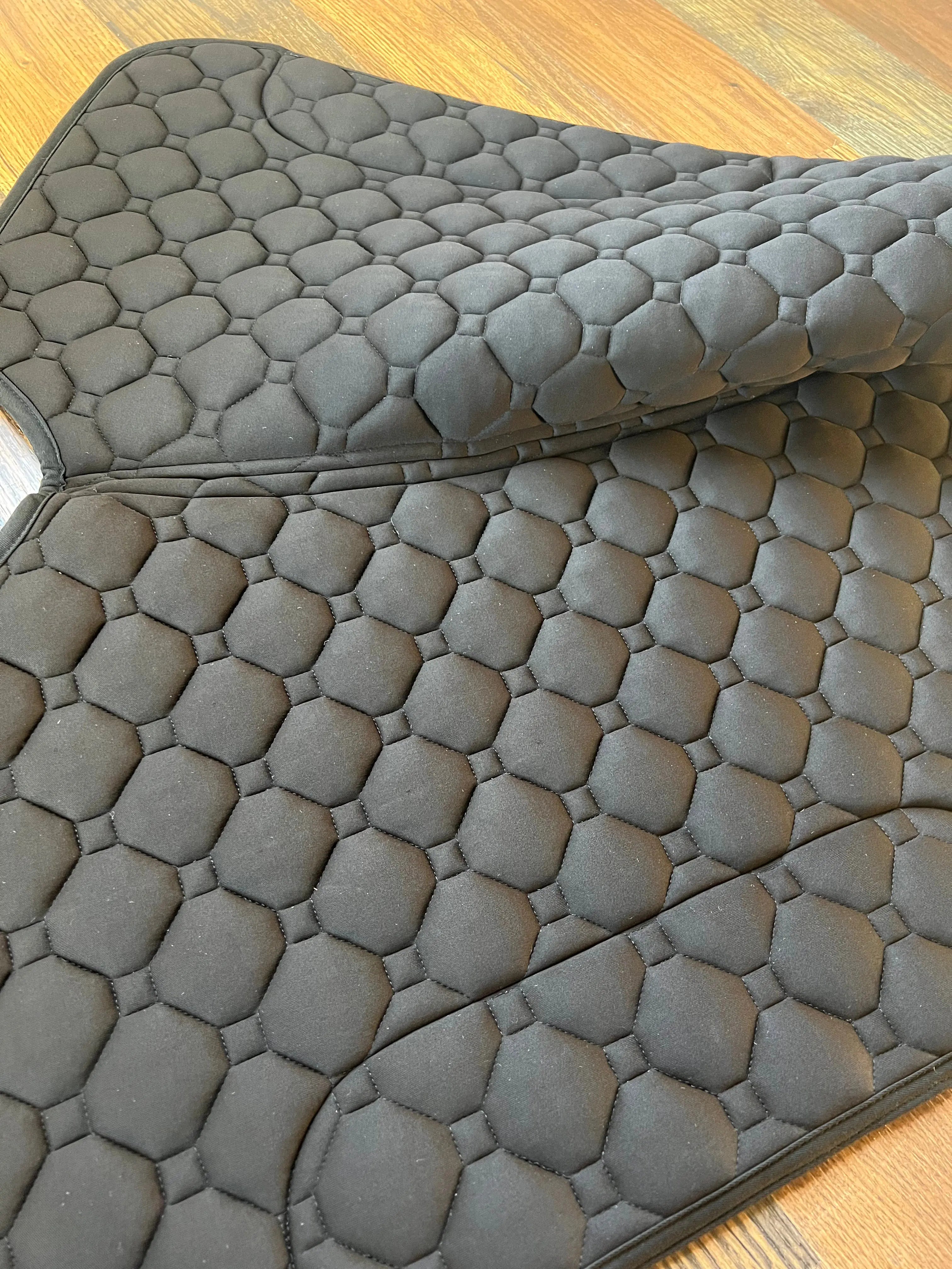 New Benefab Therapeutic Western Pad black quilted hexagonal horse saddle pad